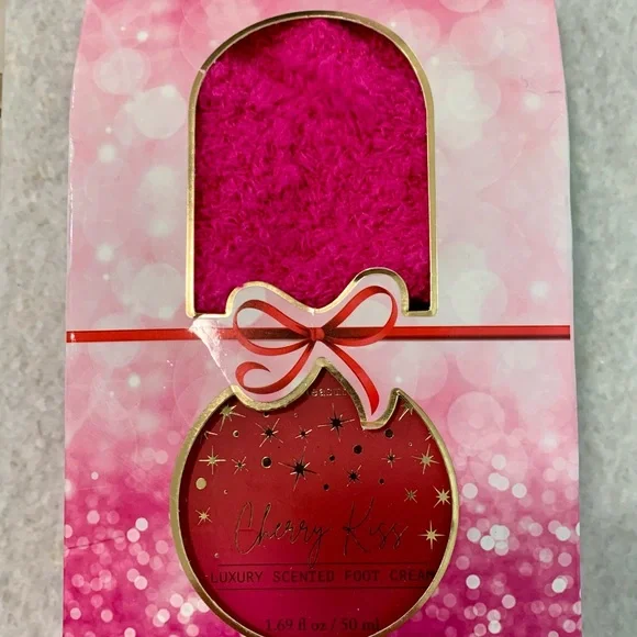 Cozy Socks & Foot Cream Set - Vibrant Pink - Picture 7 of 8